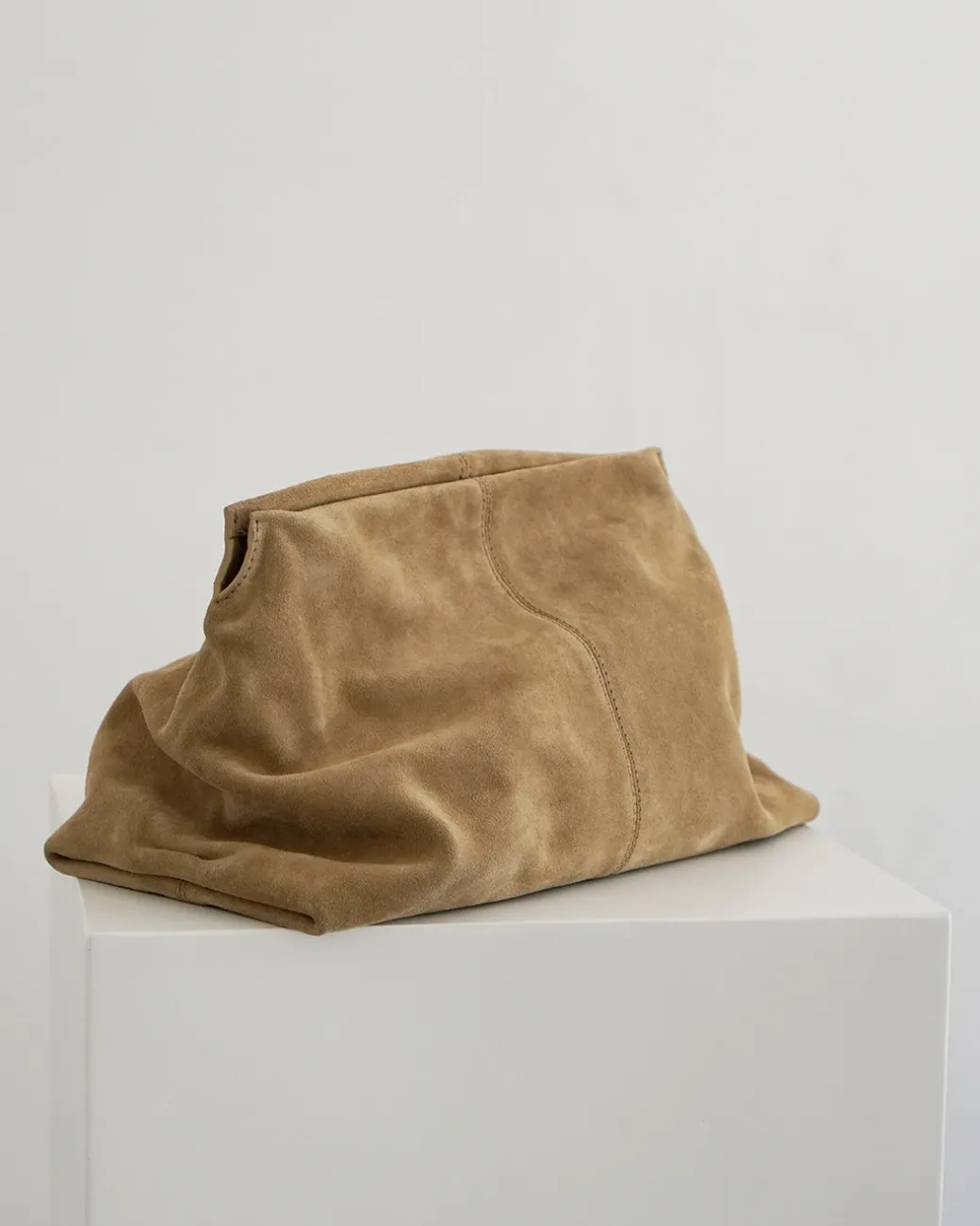 clay_clutch_suede_sand_5.webp Clutch Bags^Flattered Clay Clutch Suede Sand
